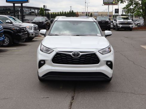 Used 2024 Toyota Highlander XLE AWD/4WD image 3