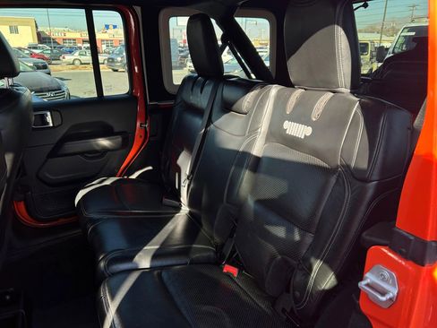 Used 2018 Jeep Wrangler Unlimited Sahara image 25