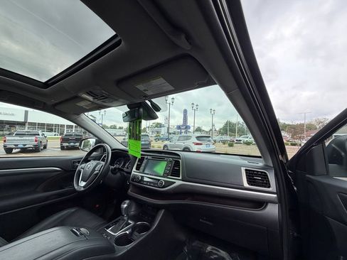 Used 2019 Toyota Highlander Limited Platinum AWD/4WD image 10