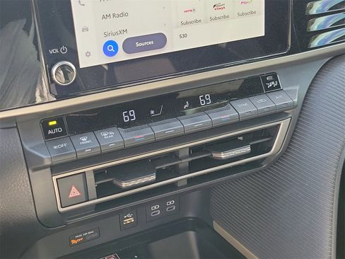 Used 2025 Toyota Camry SE image 27