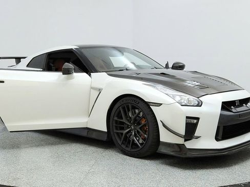 Used 2017 Nissan GT-R Premium w/ Premium Interior Package image 12