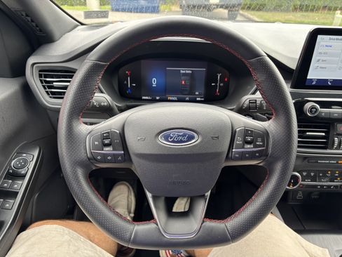 Used 2025 Ford Escape ST-Line Select AWD/4WD image 18