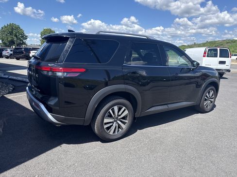 Used 2025 Nissan Pathfinder SL AWD/4WD image 3
