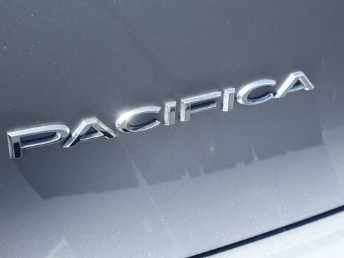 Used 2017 Chrysler Pacifica Touring-L w/ Tire & Wheel Group FWD image 27