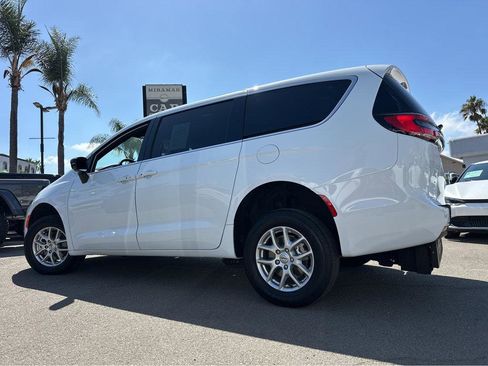 Used 2024 Chrysler Pacifica Touring image 3