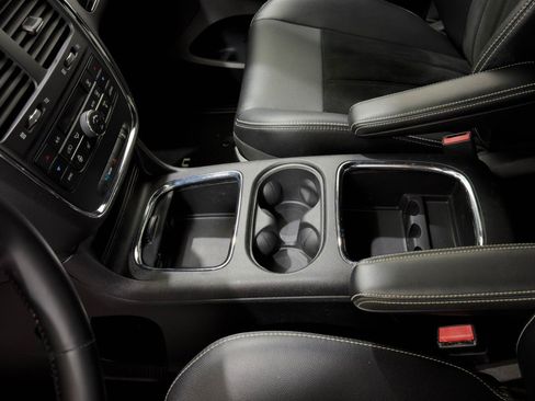 Used 2014 Dodge Grand Caravan SXT image 31