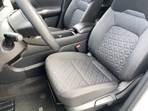 Used 2025 Nissan Kicks SV FWD image 16