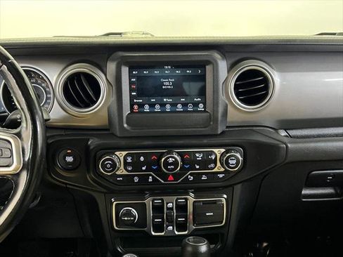 Certified 2021 Jeep Gladiator Overland w/ Cold Weather Group image 17