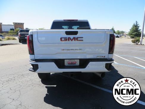 Used 2025 GMC Sierra 2500 AT4 AWD/4WD image 4