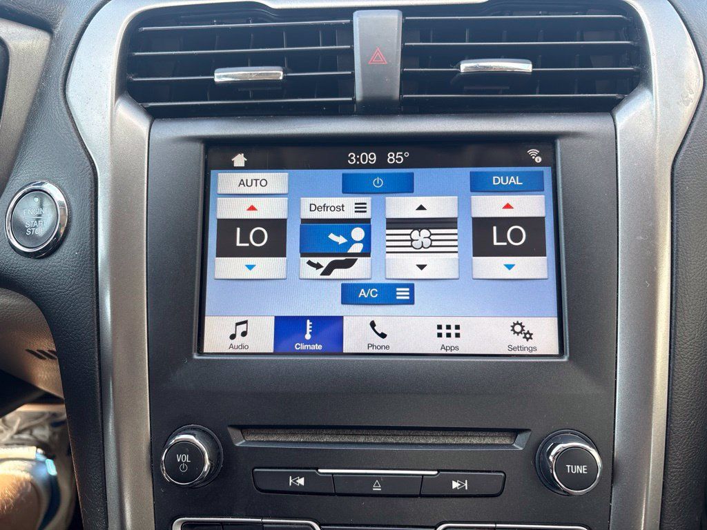 Used 2017 Ford Fusion SE w/ Fusion SE Technology Package FWD image 19