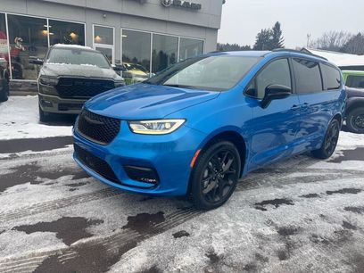 Used 2026 Chrysler Pacifica Select w/ S Appearance Package