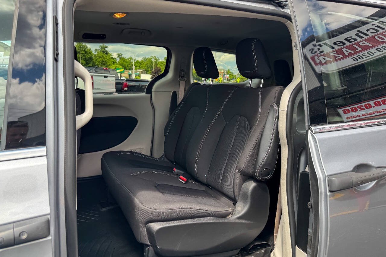Used 2020 Chrysler Voyager L FWD image 17