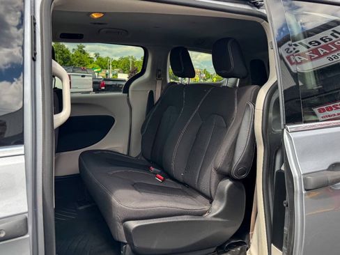 Used 2020 Chrysler Voyager L FWD image 17