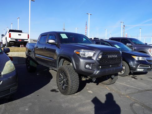 Used 2017 Toyota Tacoma TRD Off-Road image 2