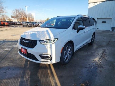 New 2026 Chrysler Pacifica Pinnacle image 3