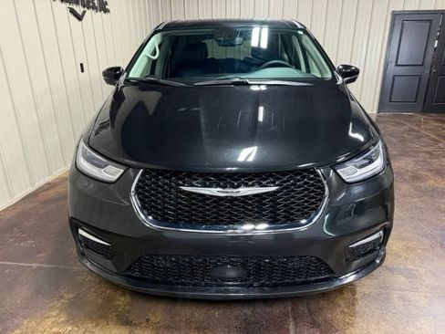 Used 2023 Chrysler Pacifica Touring-L FWD image 2