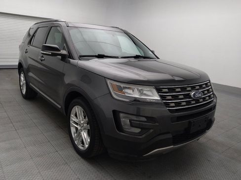 Used 2017 Ford Explorer XLT w/ Equipment Group 202A AWD/4WD image 13