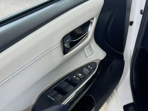 Used 2015 Toyota Avalon Limited image 16