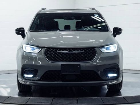 Used 2025 Chrysler Pacifica Limited image 5