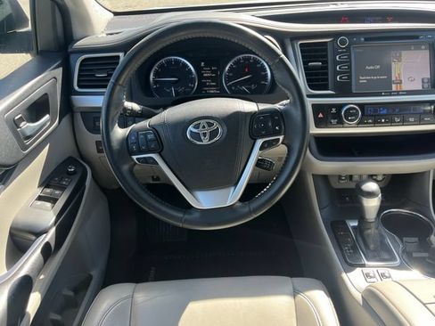 Used 2019 Toyota Highlander XLE AWD/4WD image 15