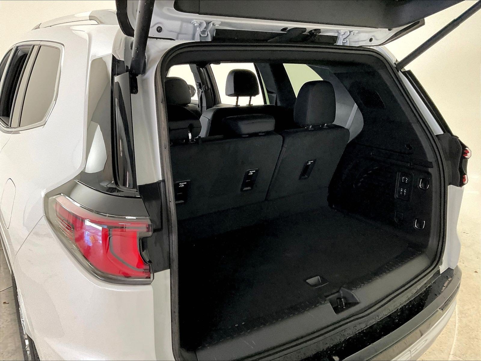Used 2025 GMC Acadia Denali FWD image 41