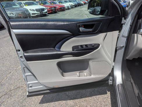Used 2018 Toyota Highlander XLE AWD/4WD image 11