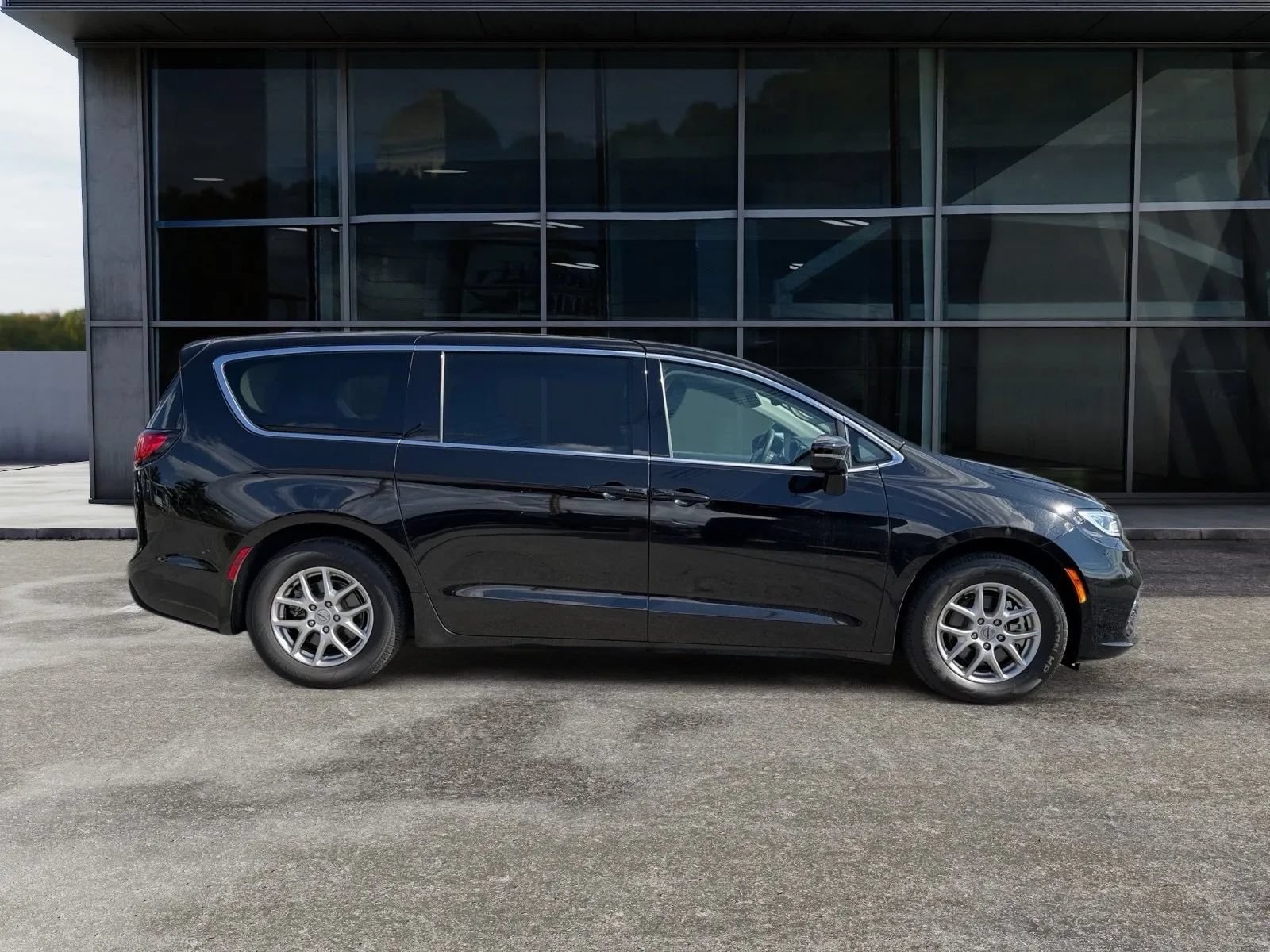 Used 2024 Chrysler Pacifica Touring-L FWD image 2