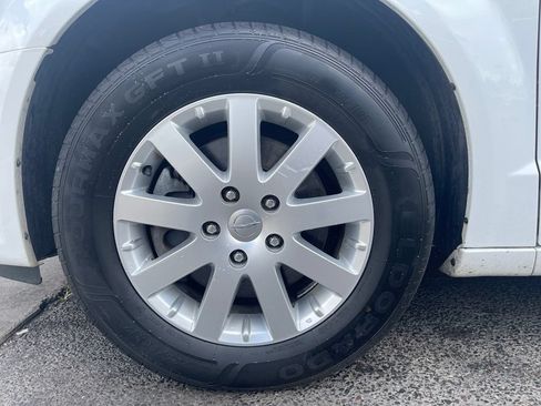 Used 2015 Chrysler Town & Country Touring w/ Driver Convenience Group FWD image 9