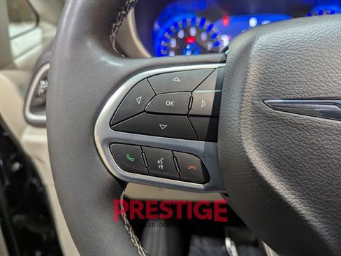 Used 2024 Chrysler Pacifica Touring-L image 16