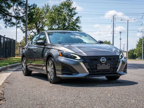 Used 2024 Nissan Altima 2.5 S FWD image 3