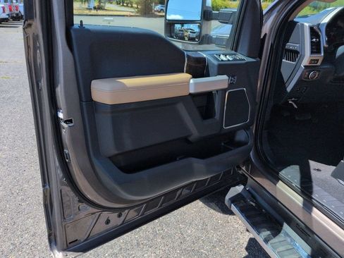 Used 2022 Ford F250 Lariat w/ Lariat Ultimate Package AWD/4WD image 9