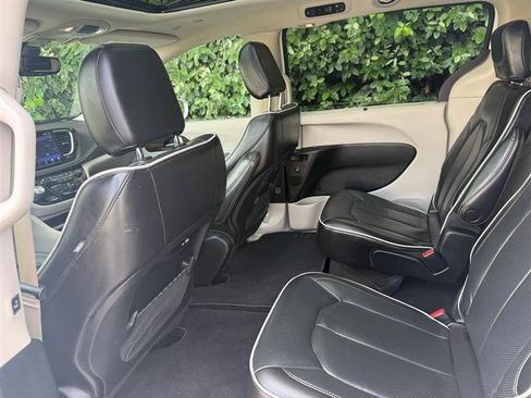 Used 2022 Chrysler Pacifica Limited FWD image 14