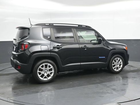 Used 2019 Jeep Renegade Latitude FWD image 3