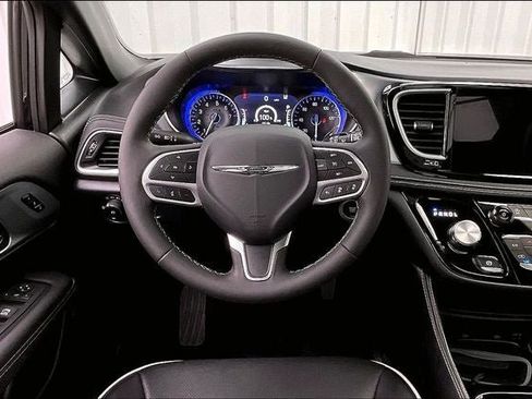 Used 2026 Chrysler Pacifica Limited FWD image 5