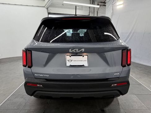 Used 2023 Kia Sorento LX image 4