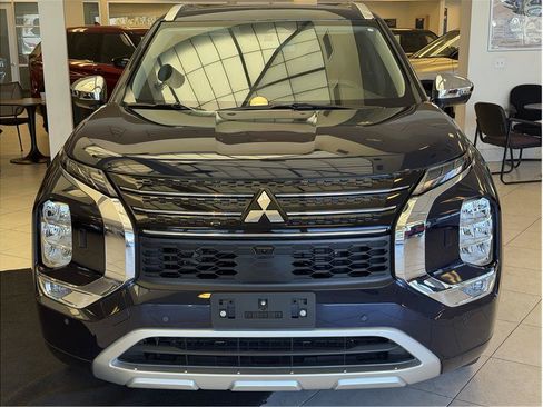 Used 2025 Mitsubishi Outlander 4WD Plug-In Hybrid image 2