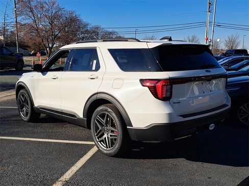 New 2026 Ford Explorer ST-Line w/ ST-Line Street Pack image 4