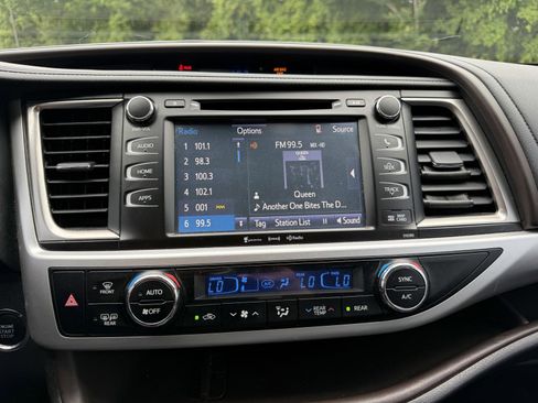 Used 2019 Toyota Highlander XLE AWD/4WD image 32