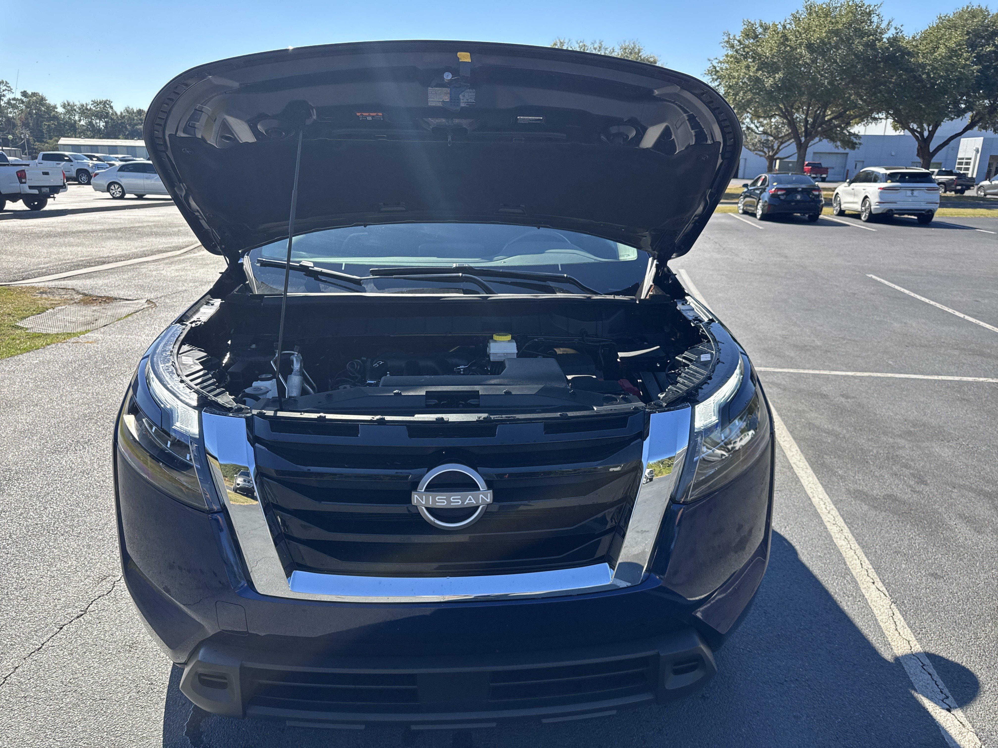 Used 2025 Nissan Pathfinder SV AWD/4WD image 40