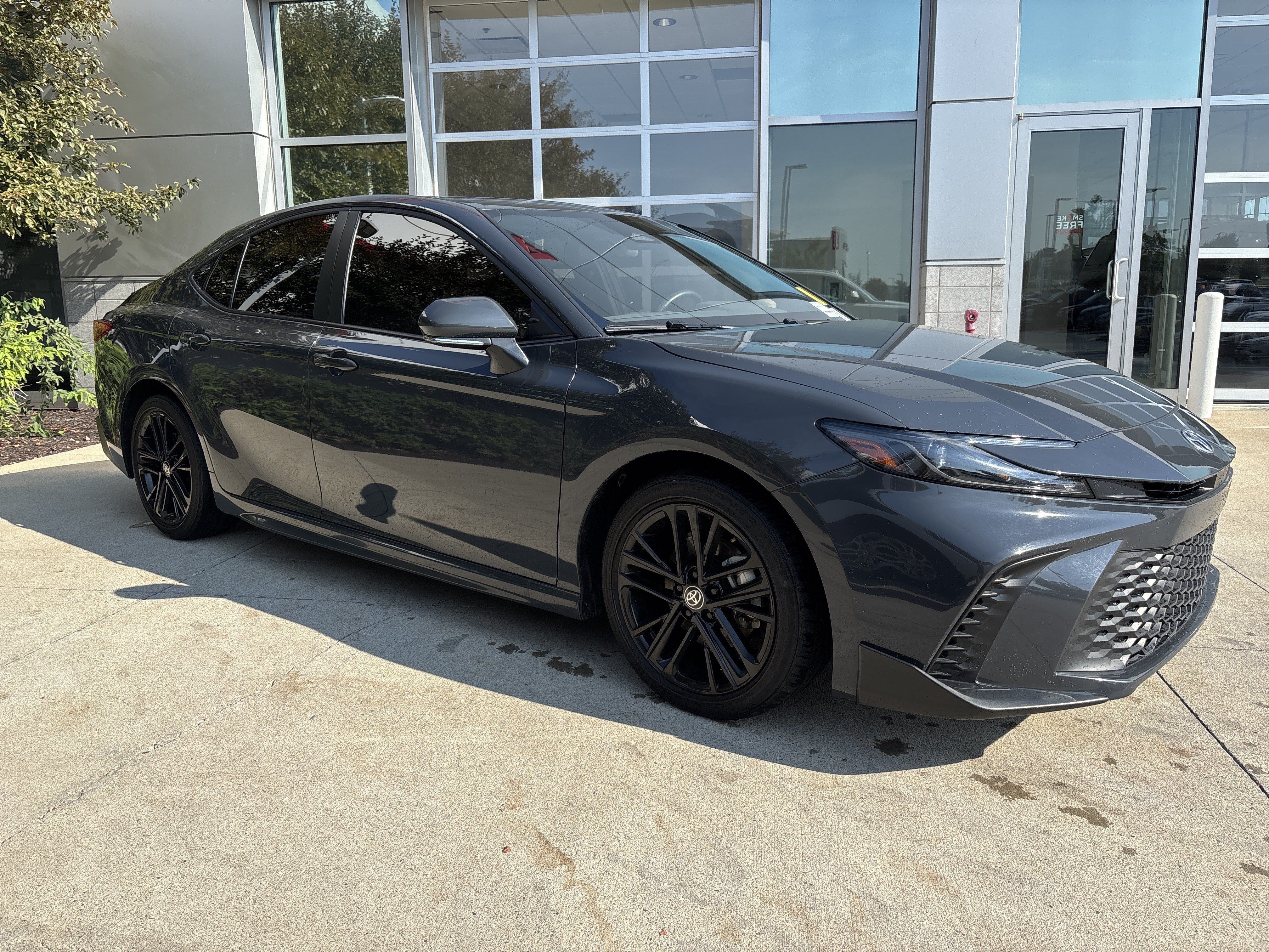 Used 2025 Toyota Camry SE FWD image 2