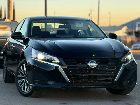 Used 2024 Nissan Altima 2.5 SV w/ SV Premium Package image 2