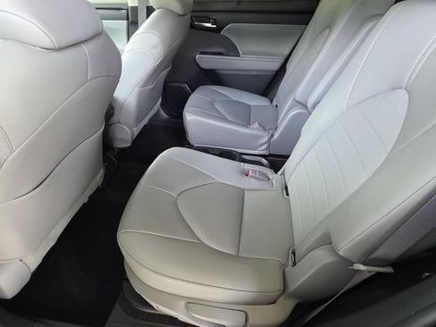 Used 2023 Toyota Highlander XLE FWD image 10