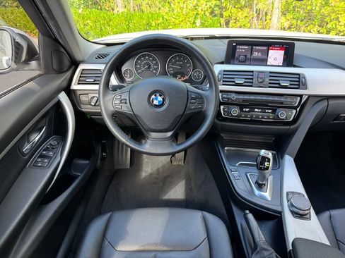 Used 2018 BMW 320i xDrive Sedan w/ Premium Package AWD/4WD image 19