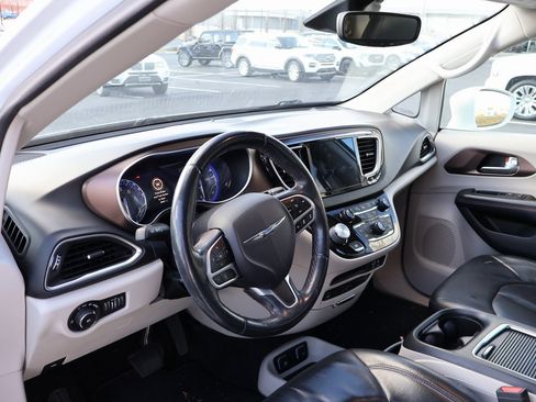 Used 2018 Chrysler Pacifica Touring-L Plus w/ Advanced Safetytec Group image 18