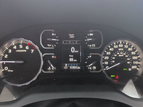 Used 2020 Toyota Tundra SR5 w/ SR5 Convenience Package AWD/4WD image 15