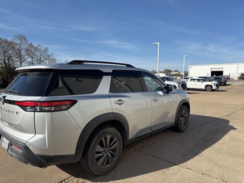 Used 2023 Nissan Pathfinder SV image 4