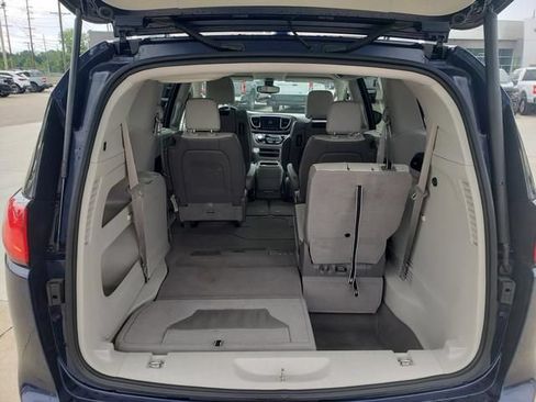 Used 2017 Chrysler Pacifica Touring-L Plus w/ Tire & Wheel Group FWD image 6