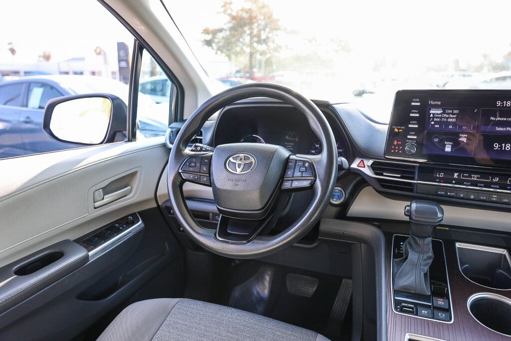 Certified 2023 Toyota Sienna LE w/ LE Plus Package FWD image 5