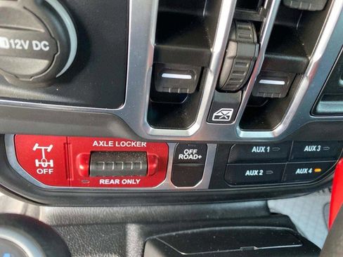 Used 2025 Jeep Wrangler Willys image 11