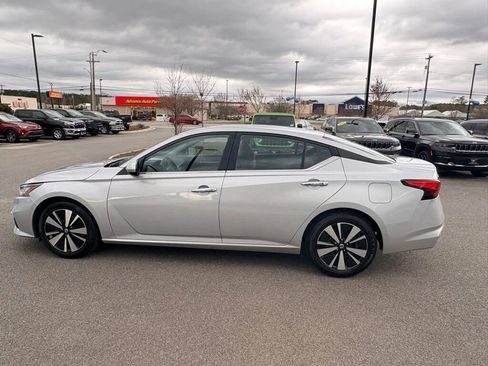 Used 2022 Nissan Altima 2.5 SV FWD image 2
